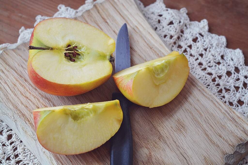 Apple nachos with peanut butter and chocolate